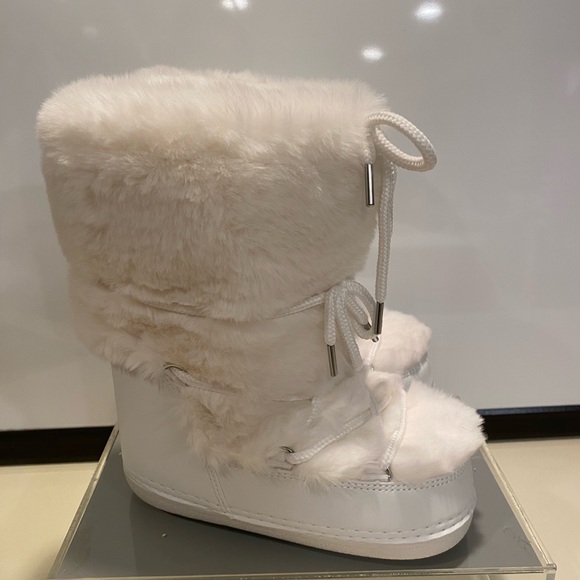 Women's White Fur Winter Boots - Picture 1 of 4
